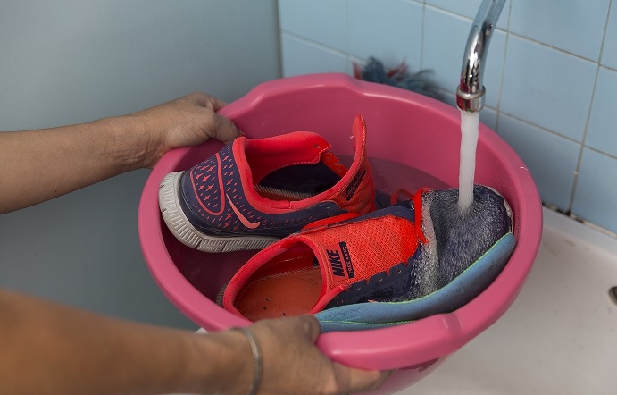 pulire le scarpe con bicarbonato