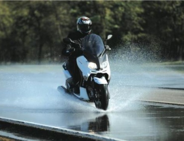 Come scegliere il giusto abbigliamento anti pioggia per la moto
