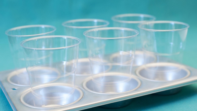 La teglia dei muffin come porta oggetti da cucina