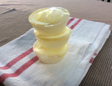Come creare dei cubetti di ghiaccio al limone e lime