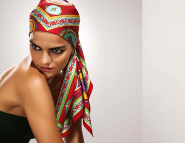Quattro modi per usare il foulard