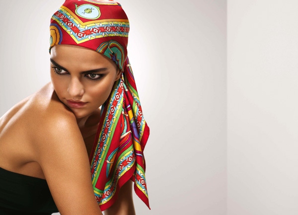 Quattro modi per usare il foulard