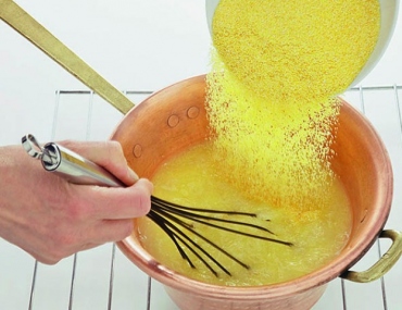 Come usare le fruste a mano per polenta e soufflé