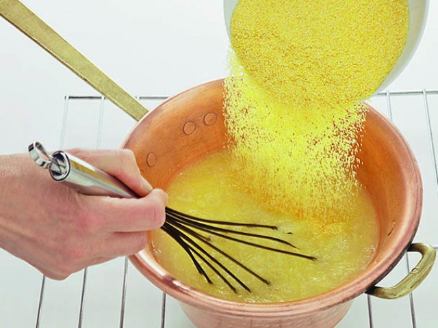 Come usare le fruste a mano per polenta e soufflé