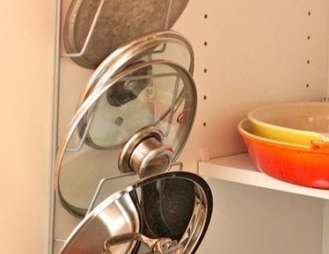 organizzare i coperchi - Utilizzare degli appendi utensili per organizzare lo spazio sotto il lavandino