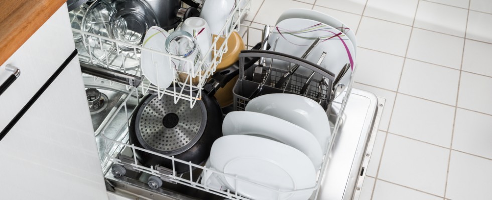 10 cose da non lavare in lavastoviglie