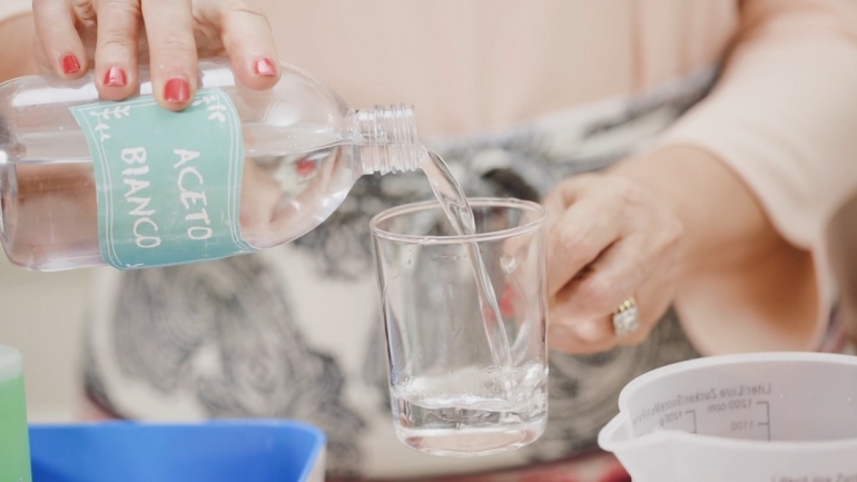 eliminare calcare con aceto - Rimuovere le macchie di rigurgito dei bambini piccoli - La miscela per vetri splendenti