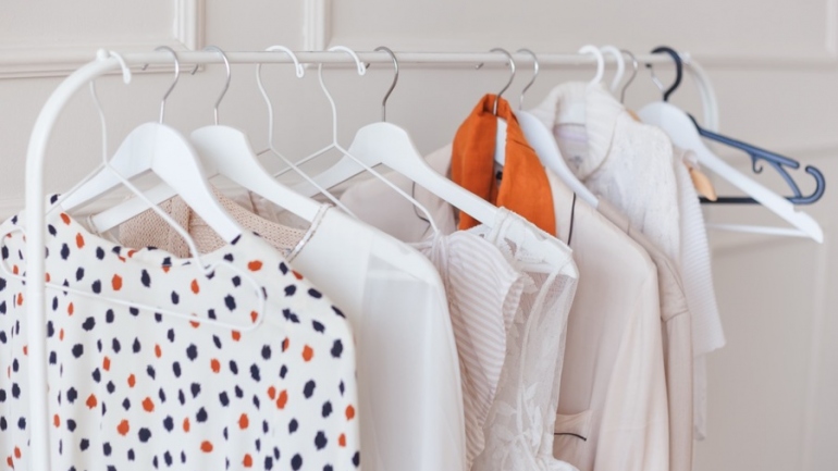 capi bianchi con bicarbonato - consigli per eliminare muffa sui vestiti