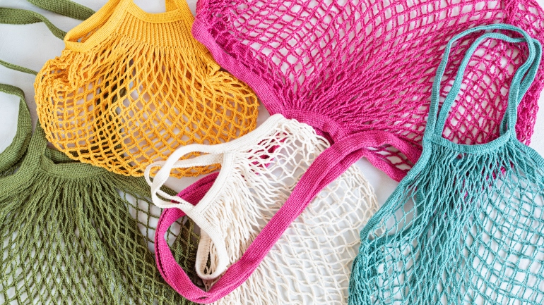 utilizzare delle buste riutilizzabili per fare la spesa sostenibile