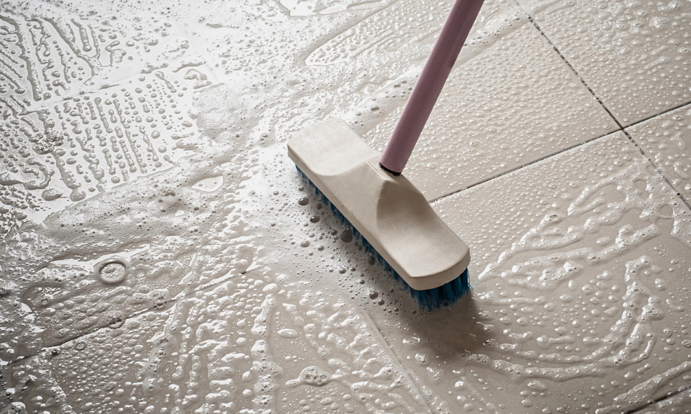 Pulizia iniziale delle fughe delle piastrelle